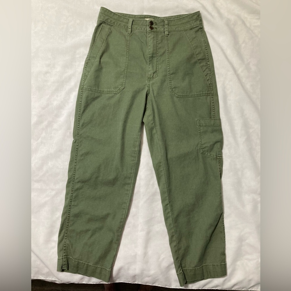 Madewell cargo pants. Green. Size 28.